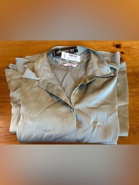 La Vie en Rose Oversized Button‑Down Blouse Women’s Medium Sage Green NWT